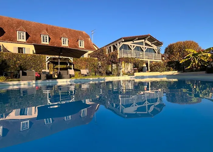 Hotel Bien-Etre Aux Cypres De Marquay-Calme Et Elegance-Laissez-Vous Porter Par Une Ambiance Chaleureuse Ou Chaque Instant Compte-Decouvrez Un Havre De Paix Ou Nature Et Confort Se Marient Pour Vous Offrir Une Experience Unique- Reservez Des Aujourd'